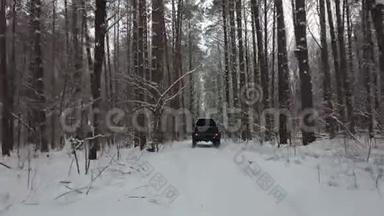 越野车6x6在白雪覆盖的森林覆盖的森林